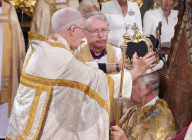 ROYALS - Kroenung von King Charles: King Charles erhält die St. Edward's Crown 