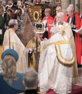 ROYALS - Kroenung von King Charles: King Charles erhält die St. Edward's Crown 