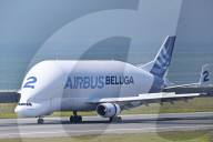 NEWS - Airbus' großes Transportflugzeug "Beluga ST" fliegt mit einem großen Hubschrauber für die japanische Küstenwache zum Flughafen Kobe