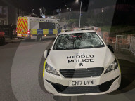 NEWS - Autos angezündet nach Verkehrsunfall in Cardiff