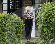 ROYALS - Die ehemalige  Stylistin der Queen Angela Kelly beim Auszug aus ihrem Haus in Windsor
