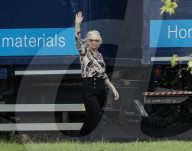 ROYALS - Die ehemalige  Stylistin der Queen Angela Kelly beim Auszug aus ihrem Haus in Windsor