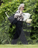 ROYALS - Die ehemalige  Stylistin der Queen Angela Kelly beim Auszug aus ihrem Haus in Windsor