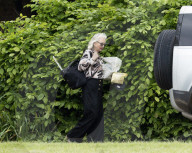 ROYALS - Die ehemalige  Stylistin der Queen Angela Kelly beim Auszug aus ihrem Haus in Windsor