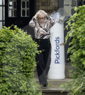 ROYALS - Die ehemalige  Stylistin der Queen Angela Kelly beim Auszug aus ihrem Haus in Windsor