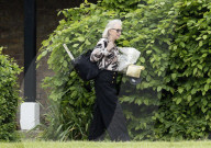 ROYALS - Die ehemalige  Stylistin der Queen Angela Kelly beim Auszug aus ihrem Haus in Windsor