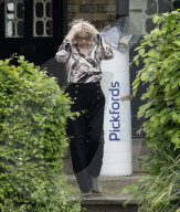 ROYALS - Die ehemalige  Stylistin der Queen Angela Kelly beim Auszug aus ihrem Haus in Windsor