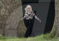ROYALS - Die ehemalige  Stylistin der Queen Angela Kelly beim Auszug aus ihrem Haus in Windsor