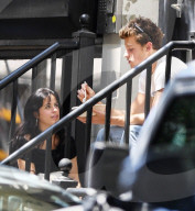 EXKLUSIV - Ärger im Paradies? Camila Cabello und Shawn Mendes haben ein scheinbar angespanntes Gespräch vor seiner Haustür