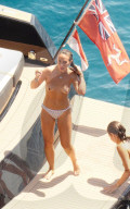 EXKLUSIV - Topshop-Erbin Chloe Green relaxt oben ohne mit Freundinnen auf einer Yacht in Monaco - NO WEB - 