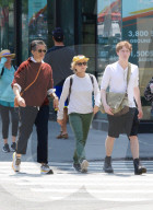 EXKLUSIV - Jodie Foster ist mit ihrem Sohn Kit und ihrer Frau Alexandra Hedison in New York City
 unterwegs