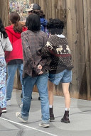 EXKLUSIV -  Jennifer Garner und Ben Afflecks Tochter Seraphina Affleck halten Händchen mit Jennifer Lopez' Tochter Emme während eines Ausflugs ins Disneyland