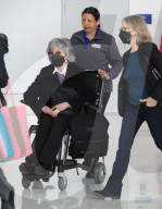 EXKLUSIV -  Eine gebrechliche Jane Fonda braucht einen Rollstuhl am Flughafen LAX