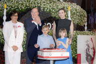 ROYALS - Die Fürstenfamilie von Monaco teilt die Geburtstagstorte im Rahmen der Gedenkfeierlichkeiten zum 100. Geburtstag von Fürst Rainier
