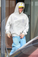 EXKLUSIV - Justin Bieber visits the Drew shop before grabbing lunch with friends