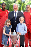 ROYALS - Fürst Albert von Monaco empfängt mit seinen Kindern Prinz Jacques und Prinzessin Gabriella die Fußballmannschaft der A.S. Academy im Palast von Monaco