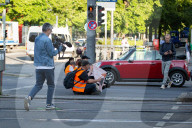 NEWS - Die Letzte Generation blockiert die Dachauer Straße in München