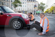 NEWS - Die Letzte Generation blockiert die Dachauer Straße in München