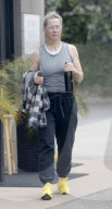 90210 alum Jennie Garth, 51, puts her issues with arthritis aside as she powers through an intense workout in the San Fernando Valley. 