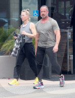 90210 alum Jennie Garth, 51, puts her issues with arthritis aside as she powers through an intense workout in the San Fernando Valley. 