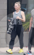 90210 alum Jennie Garth, 51, puts her issues with arthritis aside as she powers through an intense workout in the San Fernando Valley. 