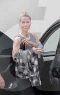 90210 alum Jennie Garth, 51, puts her issues with arthritis aside as she powers through an intense workout in the San Fernando Valley. 