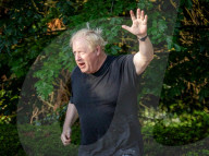 NEWS - Der ehemalige britische Premierminister Boris Johnson joggt vor seinem Haus in der Nähe von Wallingford