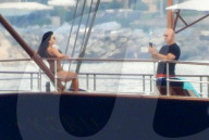 PEOPLE - Jeff Bezos fotografiert seine Verlobte Lauren Sanchez in ihrem schwarzen Bikini