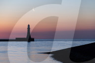 FEATURE -  Fotograf fÃ¤ngt 9 % Mondsichel gegen einen pastellfarbenen Himmel Ã¼ber dem Leuchtturm von Sunderland ein