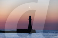 FEATURE -  Fotograf fÃ¤ngt 9 % Mondsichel gegen einen pastellfarbenen Himmel Ã¼ber dem Leuchtturm von Sunderland ein
