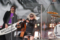 PEOPLE - Debbie Harry tritt mit "Blondie" tritt beim Glastonbury Festival auf