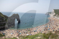 FEATURE - In Dorset, England, drängen sich die Menschen am Strand von Durdle Door
