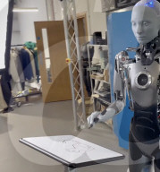 Advanced robot reveals arty new                 