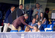 ROYALS - Prinz William und Sohn George essen Pizza beim Cricket-Spiel