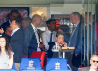 ROYALS - Prinz William und Sohn George essen Pizza beim Cricket-Spiel
