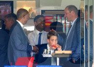 ROYALS - Prinz William und Sohn George essen Pizza beim Cricket-Spiel