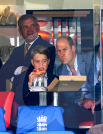 ROYALS - Prinz William und Sohn George essen Pizza beim Cricket-Spiel