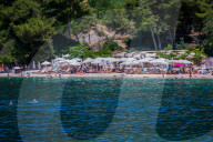 NEWS - Besucher relaxen während der Hitzewelle am Strand von Kasjuni in Split, Kroatien