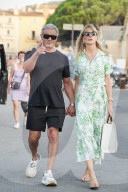 PEOPLE - Sylvester Stallone et sa femme Jennifer Flavin se promenent sur le port de St Tropez