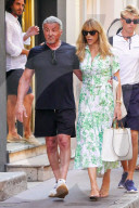 Sylvester Stallone et sa femme Jennifer Flavin se promenent sur le port de St Tropez