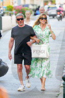 Sylvester Stallone et sa femme Jennifer Flavin se promenent sur le port de St Tropez