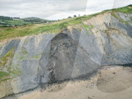 FEATURE - Grosser Felsabbruch von der Stonebarrow-Klippe bei Charmouth in Dorset