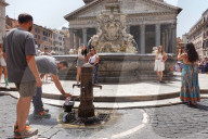 NEWS - Hitzewelle:  Touristen in Rom suchen Erfrischung in den Brunnen des Pantheons und der Spanischen Treppe