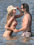 PEOPLE -  Heidi Klum und Tom Kaulitz baden und trinken Bier im Meer auf Sardinien