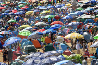 NEWS - China: Volle Straände in Dalian City