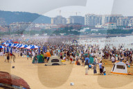NEWS - China: Touristen entfliehen der Sommerhitze am Meer in Rizhao