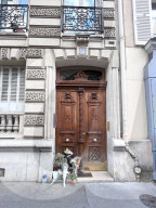 PEOPLE - Blumen-Hommage an Jane Birkin vor ihrem Haus in Paris