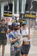PEOPLE - Daniel Ratcliffe mit Baby am SAG-AFTRA-Streik in New York