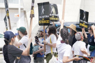 PEOPLE - Daniel Ratcliffe mit Baby am SAG-AFTRA-Streik in New York