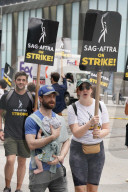 PEOPLE - Daniel Ratcliffe mit Baby am SAG-AFTRA-Streik in New York